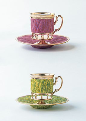 ピンク（上）とイエロー（下）の花柄のクッションピラーティーカップ＆ソーサー