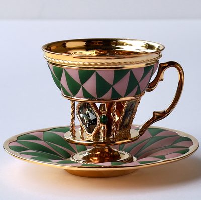 緑とピンクのハーレクイン柄に、宝石を付けた金の柱のカップ＆ソーサー
