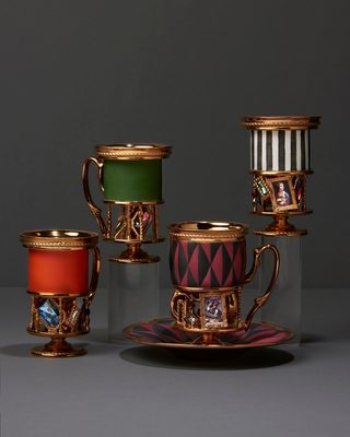 橙・緑・白黒の縦縞・赤と黒のひし形の器4点。金の柱の輪に肖像画の小さな額と宝石