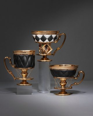 黒いキルト模様と白黒のひし形の脚付きカップ3点。金の脚に細い糸を張った台