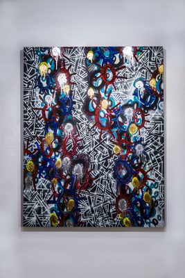 白い幾何学模様の上に、赤と青の細胞のようなかたちと金銀の滴が重なる絵画（全体）