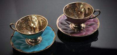 内側に金を焼き付けた、青とピンクのティーカップ＆ソーサー