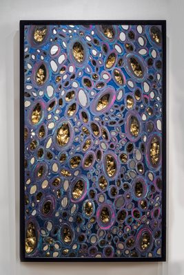 縦長の額に、青と紫の輪と金を重ねた絵画（全体）