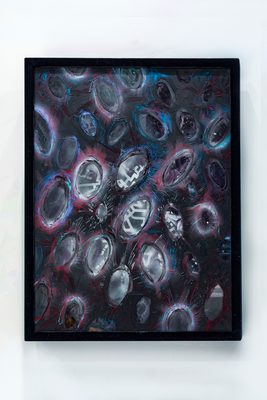 黒と灰の地に、銀の楕円と赤い縁の輪が並ぶ絵画（全体）