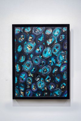黒い地に、青緑の輪と金が浮かぶ絵画（全体）